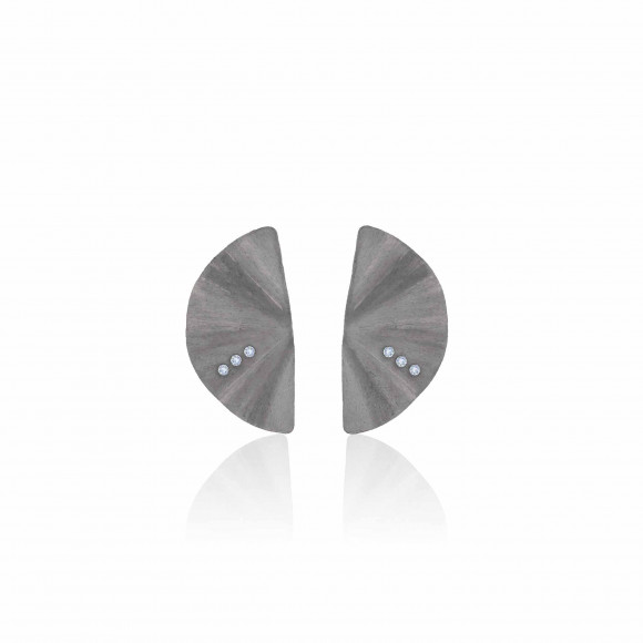 A.ER.MT0052_100_Anastasia Kessaris_Maiko Titanium Diamond Earrings